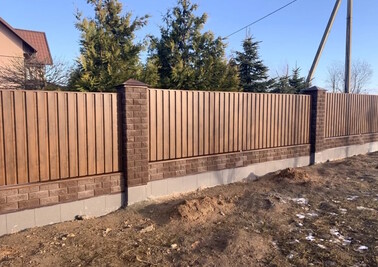 Забор из профлиста 50 метров со столбами из колотого кирпича